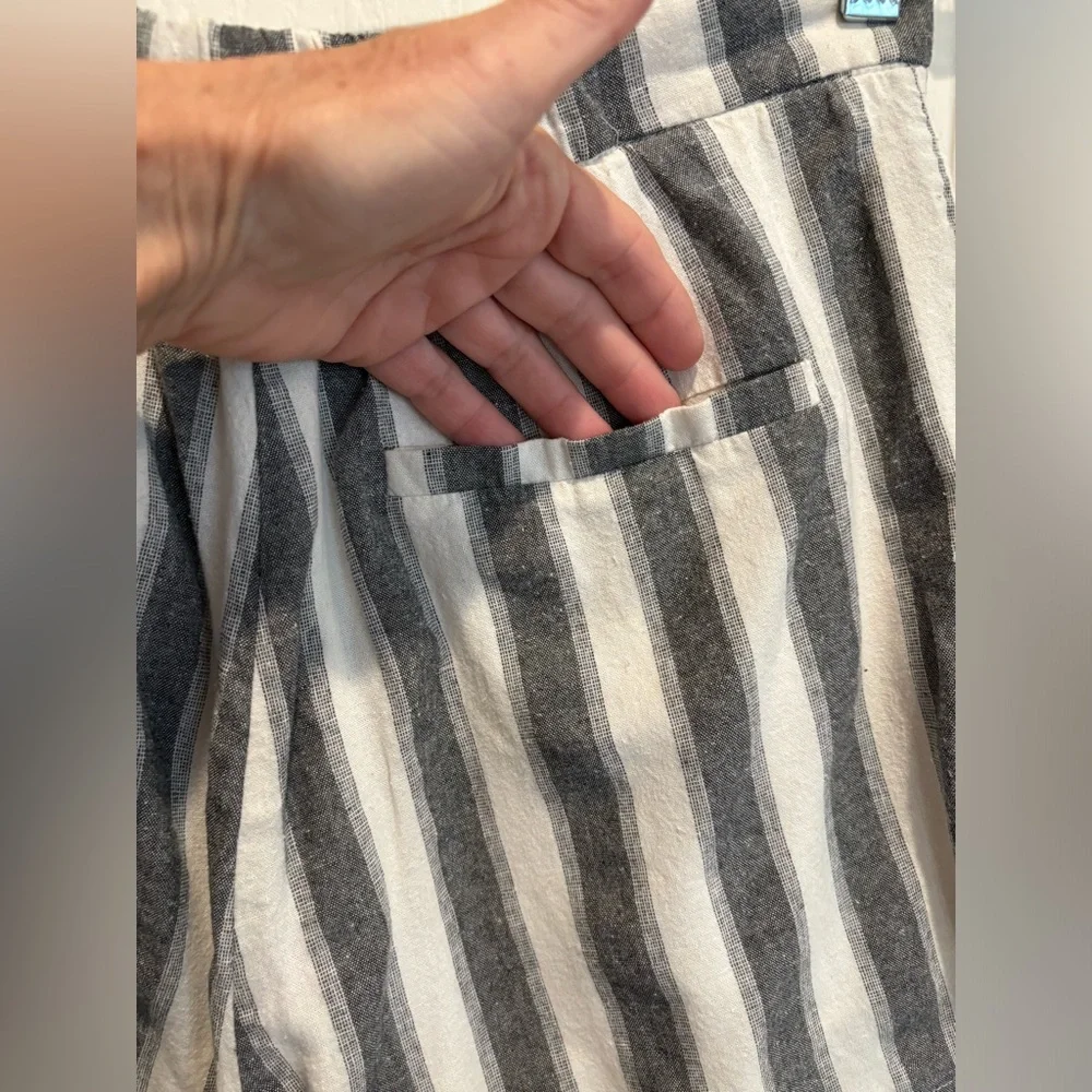 HEARTLOOM. Size medium. Beautiful lined shorts very‎ good condition.